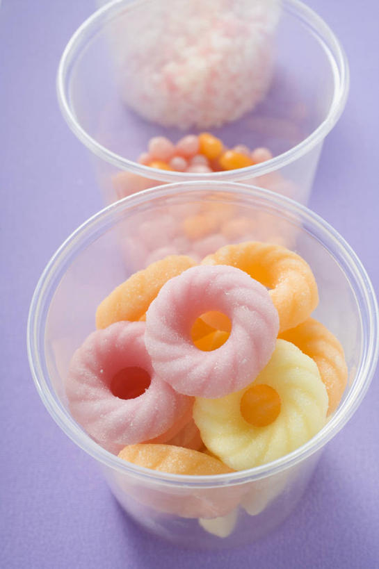 无人,竖图,俯视,彩色,室内,特写,白天,餐桌,桌子,杯子,一堆,许多,阴影,堆叠,堆积,紫色背景,反射,影子,塑料,食品,糖,糖果,甜点,甜品,食物,两个,塑料制品,甜食,摄影,影棚,餐台,塑料杯,堆,五颜六色,色彩斑斓,五彩缤纷,硬糖,五彩斑斓,五光十色,彩图,高角度拍摄,影棚拍摄,拍摄