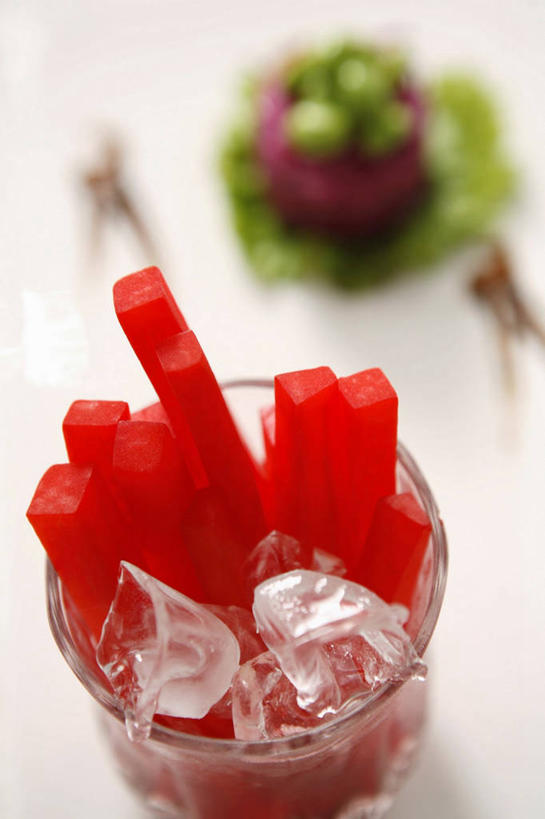 无人,竖图,俯视,室内,特写,白天,餐桌,桌子,西瓜,蔬菜,杯子,水果,阴影,朦胧,模糊,新鲜,反射,影子,冰,生食,蔬菜沙拉,沙拉,冰块,食品,果实,色拉,冷冻,沙律,玻璃制品,食物,一个,红色,水杯,寒冷,有机食品,绿色食品,冷藏,单个,餐台,色拉酱,冰冷,千岛酱,保鲜,玻璃杯,寒瓜,彩图,高角度拍摄