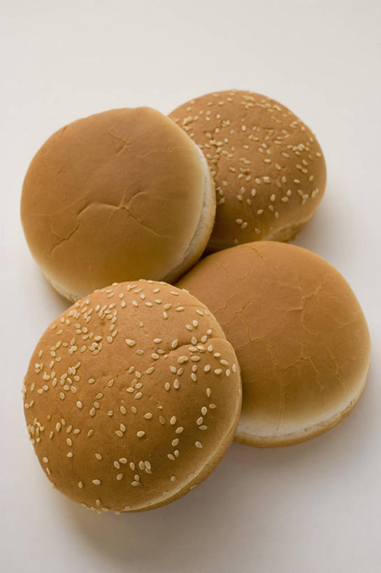 点心,面包,无人,竖图,俯视,室内,特写,白天,白色背景,烹饪,西餐,餐桌,桌子,阴影,反射,影子,芝麻,汉堡,料理,食品,面点,菜肴,美食,食物,糕点,快餐,四个,西式,摄影,佳肴,影棚,餐台,西式快餐,垃圾食品,脂麻,胡麻,白麻,巨胜子,油麻,彩图,高角度拍摄,影棚拍摄,拍摄