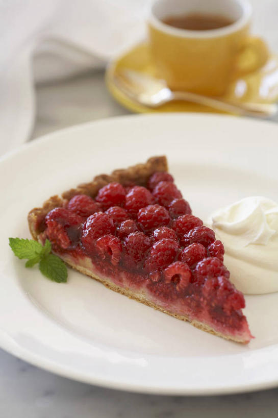 点心,咖啡,无人,竖图,俯视,室内,特写,白天,下午茶,幸福,餐桌,桌子,浆果,杯子,餐具,水果,一块,一排,许多,阴影,新鲜,整齐,反射,叉子,瓷器,碟子,盘,影子,桑葚,生食,食品,果实,咖啡杯,陶瓷制品,一杯,娱乐,食物,糕点,饮料,排列,一个,红色,盘子,碟,覆盆子,享受,休闲,温馨,放松,乐趣,有机食品,绿色食品,单个,餐台,提神,舒适,队列,瓷杯,醒脑,餐叉,软饮料,进餐用具,彩图,高角度拍摄,蛋糕