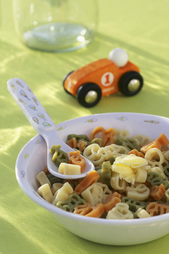 面食,面条,意大利面,无人,竖图,俯视,室内,特写,白天,西餐,游戏,餐桌,桌子,汽车,杯子,玩具,一堆,许多,绿色背景,阴影,堆叠,堆积,反射,影子,勺子,陶瓷,面,料理,食品,陶瓷制品,玩,娱乐,车,玻璃制品,食物,一个,容器,水杯,调羹,汤匙,碗,交通工具,轿车,休闲,西式,益智,单个,餐台,活动,储藏,堆,储存,发泄,消遣,智力,载具,宣泄,玻璃杯,玩耍,嬉戏,彩图,高角度拍摄,车轮面,贮存