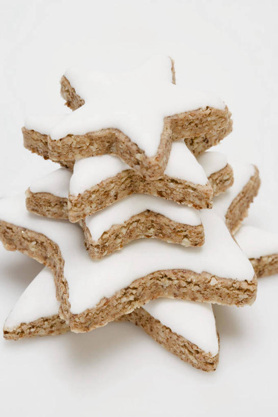 点心,无人,竖图,俯视,室内,特写,白天,白色背景,餐桌,桌子,圣诞节,一堆,许多,阴影,堆叠,堆积,节日,庆祝,反射,影子,星星,食品,曲奇,文化,食物,饼干,零食,庆典,星形,摄影,影棚,餐台,纪念,堆,五角形,曲奇饼,曲奇饼干,五角星,彩图,高角度拍摄,影棚拍摄,拍摄