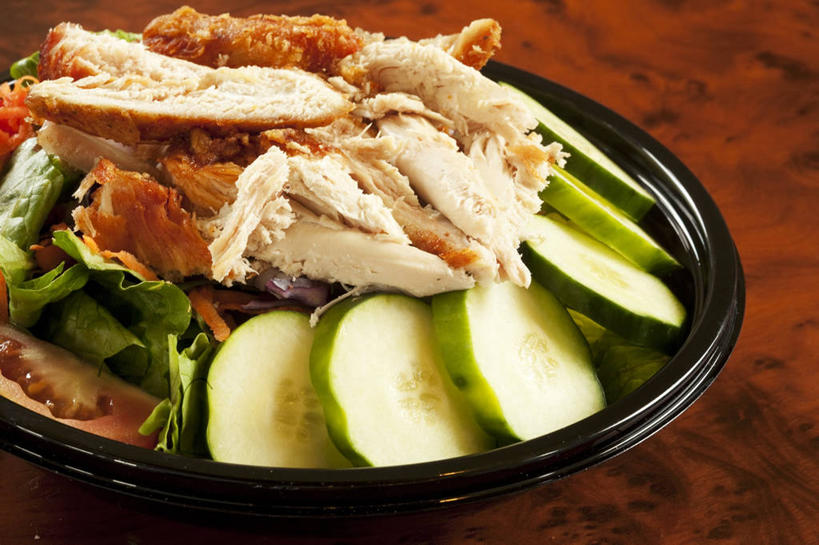 无人,横图,俯视,室内,特写,白天,餐桌,桌子,黄瓜,蔬菜,餐具,一堆,许多,阴影,堆叠,堆积,新鲜,反射,碟子,盘,影子,鸡肉,肉,食品,肉类,食物,一个,黑色,盘子,碟,有机食品,绿色食品,单个,餐台,堆,肉食,青瓜,胡瓜,彩图,高角度拍摄