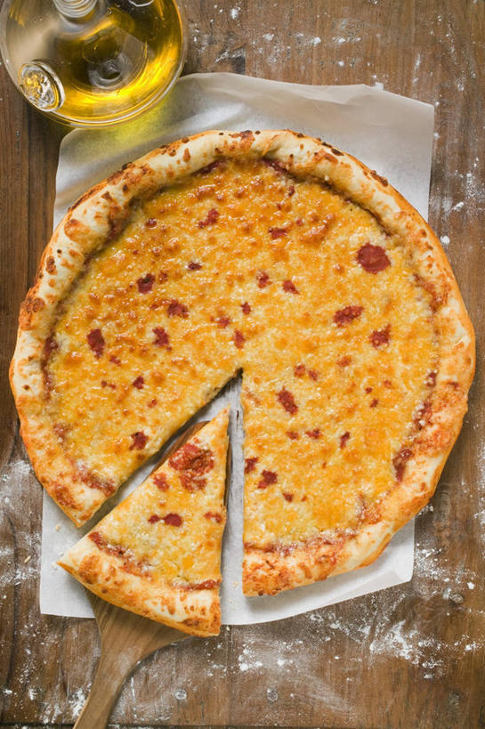 奶酪,无人,竖图,俯视,室内,特写,白天,烹饪,西餐,餐桌,桌子,阴影,反射,木制,粉末,壶,影子,面粉,肉,干酪,起司,料理,食品,披萨,匹萨,芝士,营养,粮食,菜肴,美食,肉类,水壶,食物,茶壶,木制品,容器,快餐,粉,乳酪,西式,佳肴,餐台,农产品,乳制品,比萨,发酵,肉食,西式快餐,垃圾食品,原材料,意大利薄饼,粉状,彩图,高角度拍摄