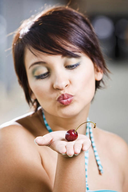 西方人,脸,头,嘴,脸颊,手,头发,一个人,捧,竖图,室内,特写,白天,正面,樱桃,水果,项链,欧洲,欧洲人,仅一个年轻女性,仅一个女性,仅一个人,一条,阴影,朦胧,模糊,新鲜,反射,影子,生食,食品,果实,注视,肩膀,装饰品,食物,一个,红色,饰品,首饰,低头,嘟嘴,观察,看,手部,撅嘴,有机食品,绿色食品,单个,观看,单手,察看,关注,年轻女性,女人,女性,白种人,头部,直发,脸部,脸蛋,面部,嘴巴,嘴唇,樱珠,莺桃,英桃,楔桃,牛桃,荆桃,端,端着,捧着,手捧,半身,彩图,短发