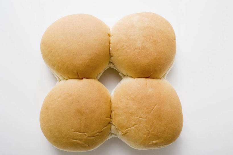 点心,面包,无人,横图,俯视,室内,特写,白天,白色背景,餐桌,桌子,一排,阴影,整齐,反射,影子,食品,面点,食物,糕点,排列,四个,摄影,影棚,餐台,队列,小圆面包,彩图,高角度拍摄,影棚拍摄,拍摄