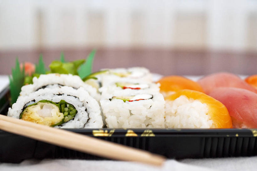 米饭,三文鱼,寿司,芥末,无人,横图,室内,特写,白天,正面,烹饪,餐桌,筷子,桌子,鲑鱼,蔬菜,餐具,一排,一双,许多,阴影,朦胧,模糊,新鲜,整齐,反射,影子,肉,鱼肉,日本料理,料理,食品,饭,鲔鱼,文化,传统,金枪鱼,菜肴,美食,肉类,食物,排列,日式料理,日式,佳肴,有机食品,绿色食品,餐台,礼节,大马哈鱼,五谷,吞拿鱼,队列,醋饭,礼仪,肉食,山葵,撒蒙鱼,萨门鱼,冰海之皇,鲑,泽山葵,溪山葵,马哈鱼,麻哈鱼,大麻哈鱼,芥子末,山嵛菜,芥辣粉,哇沙比,辣根,四喜饭,进餐用具,彩图