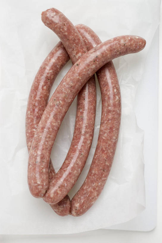 无人,竖图,俯视,室内,特写,白天,白色背景,餐桌,桌子,阴影,反射,包装,包装纸,影子,纸,肉,香肠,纸张,腊肠,四根,肉类,白色,摄影,影棚,餐台,包装材料,肉食,德式香肠,彩图,高角度拍摄,影棚拍摄,拍摄