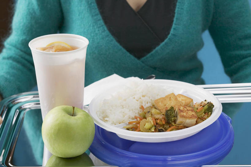 豆腐,西方人,一个人,坐,横图,俯视,室内,特写,白天,烹饪,中餐,午餐,餐桌,桌子,苹果,杯子,餐具,水果,欧洲,欧洲人,仅一个年轻女性,仅一个女性,仅一个人,一堆,许多,阴影,堆叠,堆积,服装,新鲜,反射,碟子,盘,影子,谷类,谷物,生食,料理,食品,果实,米,午饭,休闲装,大米,菜肴,美食,食物,衣服,白色,盘子,纸制品,碟,青苹果,休闲,休闲服,中式,服饰,佳肴,有机食品,绿色食品,餐台,纸杯,堆,豆制品,一次性杯子,年轻女性,女人,女性,白种人,坐着,半身,彩图,高角度拍摄