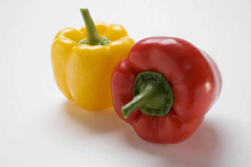 无人,横图,俯视,室内,特写,白天,白色背景,餐桌,桌子,辣椒,蔬菜,阴影,新鲜,反射,影子,食品,食物,两个,黄色,红色,摄影,有机食品,绿色食品,影棚,餐台,彩椒,辣角,红海椒,大椒,辣虎,广椒,甜椒,柿子椒,辣子,海椒,番椒,灯笼椒,彩图,高角度拍摄,影棚拍摄,拍摄