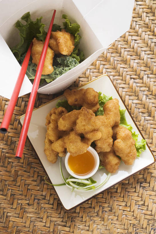 无人,竖图,俯视,室内,特写,白天,烹饪,餐桌,筷子,桌子,蔬菜,餐具,一堆,一双,许多,阴影,堆叠,堆积,新鲜,反射,碟子,盘,影子,纸盒,调料,鸡肉,酱料,酱汁,肉,油炸,佐料,料理,食品,调味品,调味料,文化,传统,鸡块,酱,菜肴,美食,肉类,盒子,食物,包装盒,盘子,碟,佳肴,有机食品,绿色食品,餐台,堆,礼节,炸鸡块,礼仪,肉食,杏酱,进餐用具,彩图,高角度拍摄