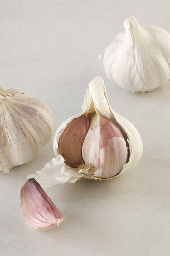 无人,竖图,俯视,室内,特写,白天,白色背景,餐桌,桌子,蔬菜,蒜,阴影,新鲜,反射,影子,调味,香料,佐料,食品,蒜头,食物,白色,摄影,有机食品,绿色食品,影棚,餐台,配料,掰开,作料,胡蒜,大蒜,彩图,高角度拍摄,影棚拍摄,拍摄