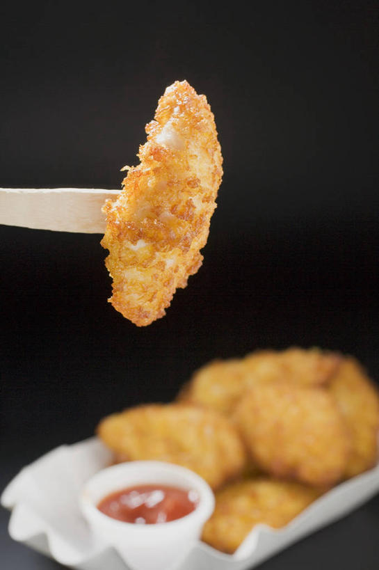 无人,竖图,俯视,室内,特写,白天,烹饪,餐桌,桌子,餐具,一把,一堆,许多,阴影,堆叠,堆积,黑色背景,朦胧,模糊,反射,叉子,碟子,盘,影子,塑料,调料,鸡肉,酱料,酱汁,茄汁,肉,油炸,佐料,料理,食品,调味品,调味料,番茄酱,鸡块,酱,菜肴,美食,肉类,食物,盘子,容器,塑料制品,碟,碗,摄影,佳肴,影棚,餐台,储藏,堆,储存,炸鸡块,肉食,餐叉,进餐用具,彩图,高角度拍摄,影棚拍摄,拍摄,贮存