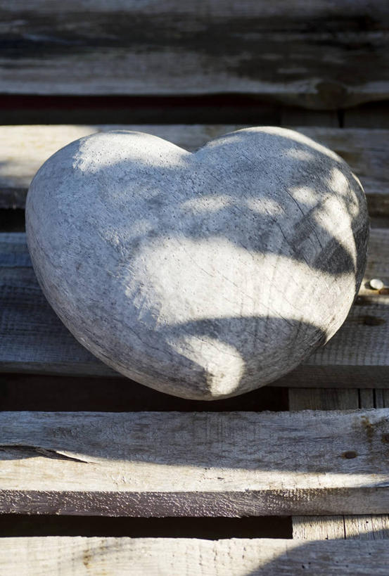 无人,竖图,俯视,室外,特写,白天,爱情,石头,餐桌,桌子,阴影,爱心,光线,木制,石子,影子,浪漫,阳光,木制品,温暖,温馨,心形,恩爱,餐台,和睦,心型,石块,岩石,彩图,高角度拍摄,融洽