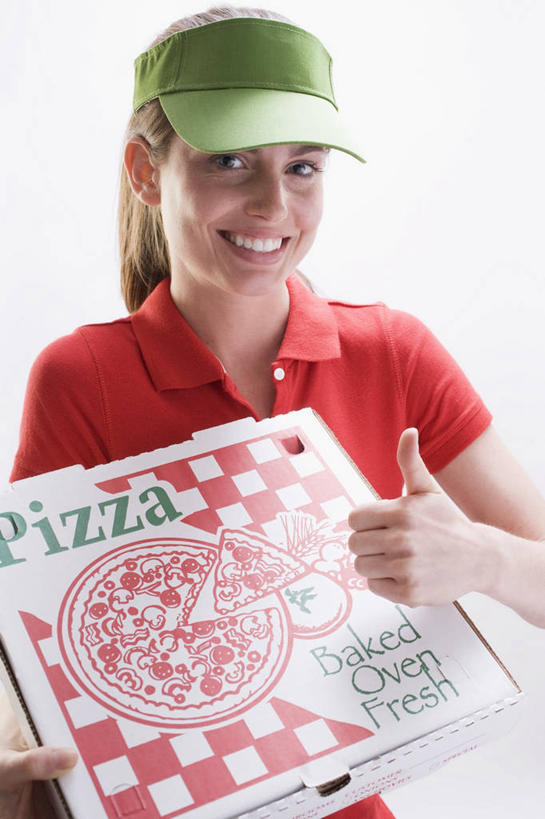 西方人,一个人,站,笑,微笑,露齿笑,竖图,室内,白天,白色背景,正面,智慧,帽子,欧洲,欧洲人,仅一个年轻女性,仅一个女性,仅一个人,阴影,突出,服装,反射,英文,标志,文字,影子,纸盒,字符,字母,注视,休闲装,称赞,表扬,标识,运动帽,盒子,衣服,红色,包装盒,观察,看,手势,站着,快递员,休闲,休闲服,鸭舌帽,竖,摄影,服饰,影棚,观看,翘,英文字母,高,察看,夸奖,优秀,关注,快递,速递,好,妙,顺利,出色,超群,杰出,卓越,奇妙,一顶,聪明,年轻女性,女人,女性,白种人,大拇指,站立,半身,彩图,影棚拍摄,拍摄