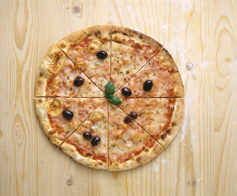 奶酪,无人,横图,俯视,室内,特写,白天,烹饪,西餐,餐桌,桌子,橄榄,水果,切开,阴影,新鲜,反射,木制,影子,生食,干酪,起司,料理,食品,披萨,匹萨,果实,芝士,营养,菜肴,美食,食物,木制品,快餐,切,乳酪,西式,佳肴,有机食品,绿色食品,餐台,黑橄榄,乳制品,比萨,发酵,剖面,西式快餐,垃圾食品,乌橄榄,切面,乌榄,意大利薄饼,油橄榄,青果,白榄,彩图,高角度拍摄