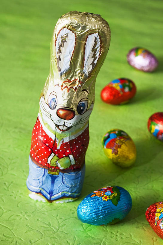 无人,竖图,俯视,室内,特写,白天,餐桌,桌子,哺乳动物,复活节,绿色背景,阴影,节日,庆祝,反射,兔子,包装,包装纸,铝箔纸,锡箔纸,影子,纸,食品,糖,糖果,甜点,甜品,纸张,文化,食物,动物,甜食,巧克力,庆典,摄影,影棚,餐台,纪念,朱古力,兔,包装材料,锡箔,铝箔,彩图,高角度拍摄,影棚拍摄,拍摄