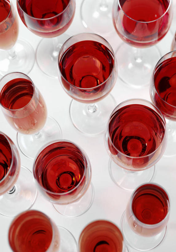红酒,葡萄酒,无人,竖图,俯视,室内,特写,白天,白色背景,餐桌,桌子,杯子,许多,阴影,反射,高脚杯,影子,红酒杯,酒类,玻璃制品,酒,饮料,排列,红色,酒杯,红葡萄酒,摄影,影棚,餐台,葡萄酒杯,摆列,玻璃杯,彩图,高角度拍摄,影棚拍摄,拍摄,布列,分列
