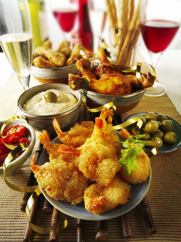 红酒,葡萄酒,无人,竖图,俯视,室内,特写,白天,早餐,餐桌,桌子,橄榄,杯子,餐具,水果,一堆,许多,阴影,堆叠,堆积,朦胧,模糊,新鲜,反射,碟子,高脚杯,盘,影子,陶瓷,调料,酱料,酱汁,生食,虾,佐料,食品,果实,陶瓷制品,红酒杯,酒类,调味品,调味料,酱,大虾,玻璃制品,酒,食物,饮料,盘子,酒杯,容器,碟,碗,红葡萄酒,有机食品,绿色食品,对虾,餐台,储藏,堆,葡萄酒杯,储存,斑节虾,东方对虾,中国对虾,玻璃杯,青果,白榄,彩图,高角度拍摄,早饭,贮存