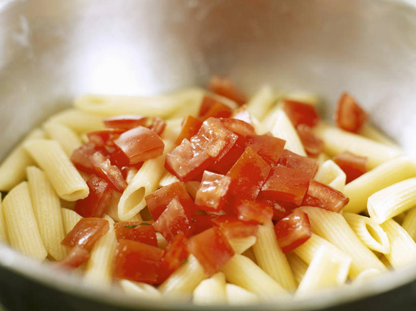 面食,通心粉,无人,横图,俯视,室内,特写,白天,西餐,餐桌,桌子,蔬菜,西红柿,一堆,许多,阴影,堆叠,堆积,朦胧,模糊,新鲜,反射,影子,面,通心面,料理,食品,食物,黄色,红色,容器,西式,有机食品,绿色食品,餐台,储藏,堆,储存,番茄,彩图,高角度拍摄,贮存