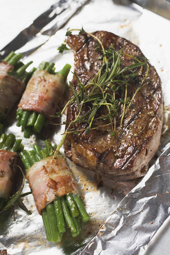 无人,竖图,俯视,室内,特写,白天,烹饪,西餐,餐桌,桌子,芦笋,蔬菜,一块,许多,阴影,新鲜,反射,包裹,包装,包装纸,铝箔纸,锡箔纸,影子,纸,调味,肉,香料,佐料,牛排,牛肉,料理,食品,纸张,培根,猪肉,菜肴,美食,肉类,食物,西式,佳肴,有机食品,绿色食品,餐台,迷迭香,配料,包装材料,肉食,锡箔,铝箔,豚肉,海洋之露,作料,猪尾巴,药鸡豆子,石刁柏,蚂蚁杆,龙须菜,狼尾巴根,彩图,高角度拍摄,烟肉,腌熏