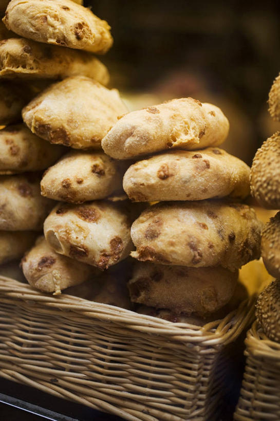 点心,面包,无人,交叉,竖图,俯视,室内,特写,白天,餐桌,桌子,竹子,一堆,许多,阴影,堆叠,堆积,竹制,编织,反射,篮子,影子,食品,面点,食物,糕点,两个,竹篮,餐台,竹条,堆,交织,竹制品,小圆面包,穿插,彩图,高角度拍摄