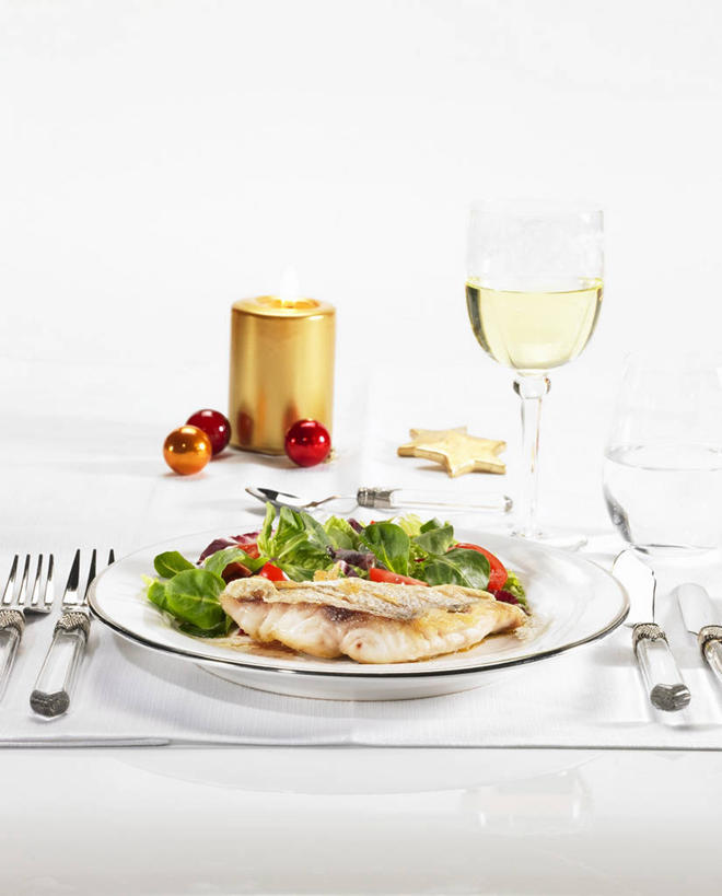 红酒,葡萄酒,无人,竖图,俯视,室内,特写,白天,白色背景,烹饪,西餐,餐桌,桌子,杯子,餐具,蜡烛,阴影,反射,叉子,刀叉,刀子,碟子,高脚杯,盘,影子,肉,鱼肉,料理,食品,红酒杯,白葡萄酒,酒类,鲷鱼,菜肴,美食,肉类,玻璃制品,酒,食物,饮料,盘子,酒杯,碟,西式,摄影,佳肴,影棚,餐台,鲷,加吉鱼,铜盆鱼,葡萄酒杯,餐刀,肉食,餐叉,班加吉,加真鲷,烛炬,玻璃杯,进餐用具,彩图,高角度拍摄,影棚拍摄,拍摄