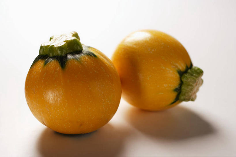 无人,横图,俯视,室内,特写,白天,白色背景,餐桌,桌子,南瓜,蔬菜,阴影,新鲜,反射,影子,金瓜,食品,番瓜,食物,两个,黄色,摄影,有机食品,绿色食品,影棚,餐台,麦瓜,倭瓜,彩图,高角度拍摄,影棚拍摄,拍摄