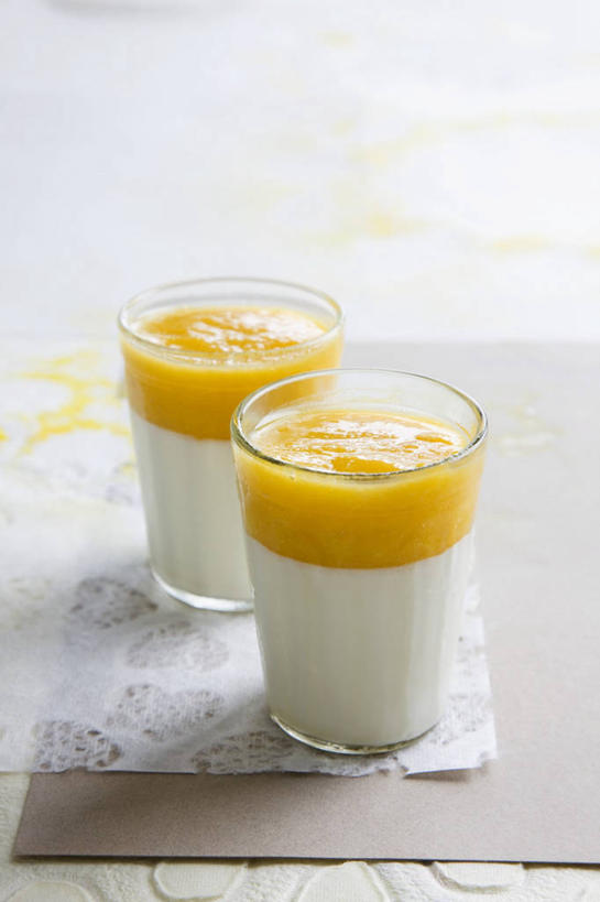 点心,牛奶,无人,竖图,俯视,室内,特写,白天,白色背景,餐桌,桌子,杯子,阴影,反射,影子,食品,布丁,甜点,甜品,饮品,营养,玻璃制品,食物,饮料,两个,水杯,果冻,甜食,零食,摄影,影棚,餐台,乳制品,奶,牛乳,啫喱,安神,玻璃杯,彩图,高角度拍摄,影棚拍摄,拍摄