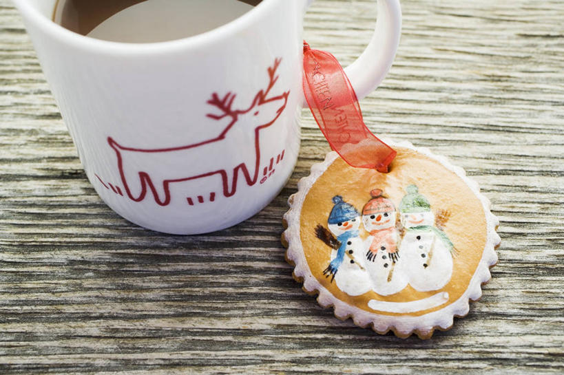 点心,无人,横图,俯视,室内,特写,白天,游戏,幸福,雪,大雪,餐桌,桌子,哺乳动物,鹿,野生动物,杯子,圣诞节,阴影,节日,庆祝,装饰,反射,瓷器,影子,积雪,雪景,雪人,冬季,冬天,食品,咖啡杯,陶瓷制品,曲奇,玩,文化,娱乐,食物,一个,动物,饼干,零食,庆典,休闲,热巧克力,寒冷,可爱,活泼,单个,餐台,活动,纪念,华丽,修饰,吉祥,点缀,发泄,消遣,智力,瓷杯,曲奇饼,曲奇饼干,热可可,美禄,热朱古力,宣泄,衬托,美观,雅致,雅观,进取,角鹿,严寒,驯鹿,玩耍,嬉戏,彩图,高角度拍摄,拟人