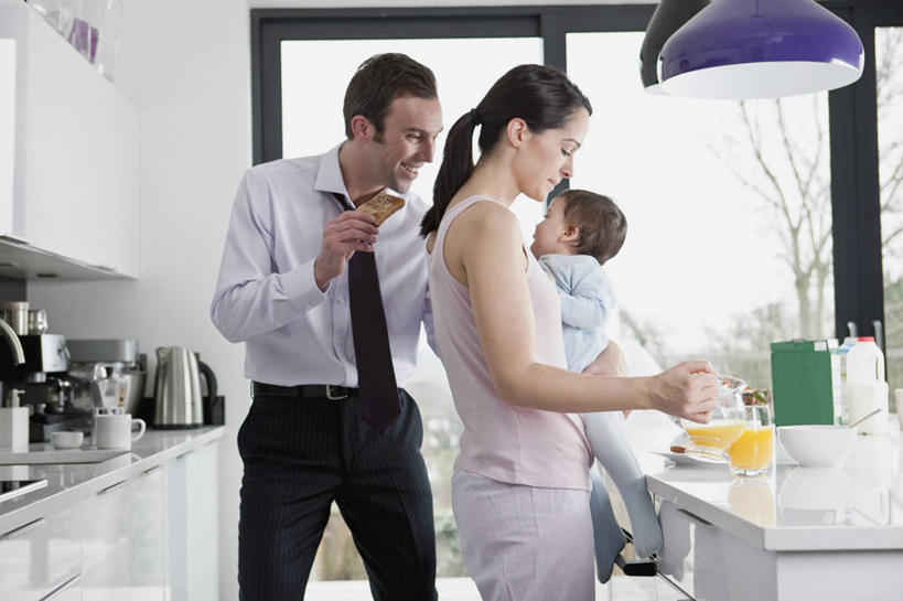 点心,面包,西方人,婴儿,儿童,中年人,三个人,家庭,夫妻,母亲,父亲,商务人士,商务男性,站,笑,微笑,露齿笑,横图,室内,白天,正面,衬衫,爱情,纯洁,餐桌,厨房,窗户,落地窗,桌子,杯子,照明,欧洲,欧洲人,握,阴影,套装,反射,瓷器,壶,影子,灯光,面点,咖啡杯,领带,陶瓷制品,浪漫,注视,顶灯,玻璃窗,灯,水壶,糕点,小孩,茶壶,容器,灯具,观察,看,站着,温暖,温馨,父子,母子,三口之家,一家人,恩爱,父爱,可爱,母爱,握着,恋人,活泼,餐台,观看,照亮,和睦,察看,象征,庄重,照明设备,关注,宝宝,瓷杯,商务装,身份,工薪阶层,纯真,烂漫,无邪,正式,地位,伶俐,天真,男人,男性,女人,女性,中年男性,中年女性,白种人,孩子,夫妇,情侣,白领,上班族,站立,半身,彩图,衬衣,灶间,伴侣,融洽