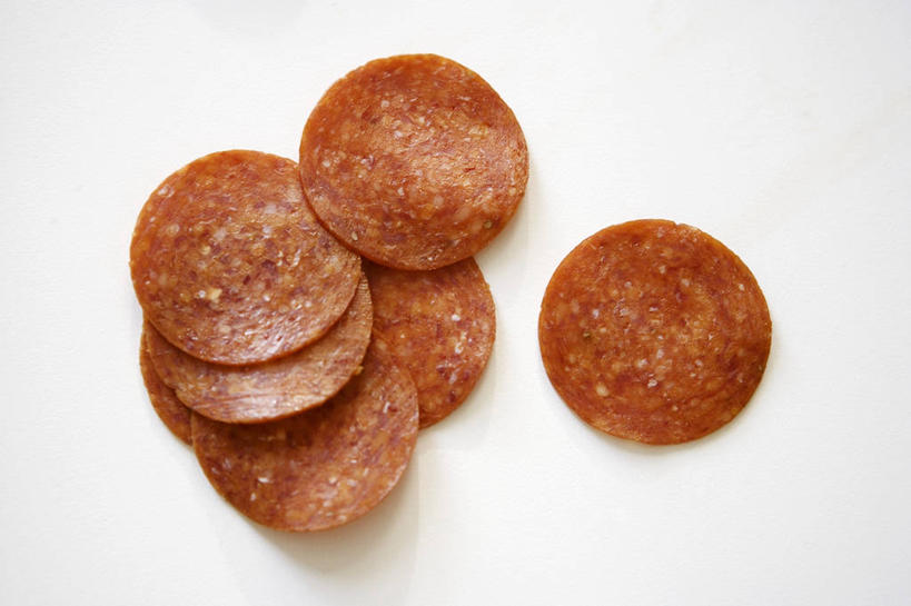 无人,横图,俯视,室内,特写,白天,白色背景,餐桌,桌子,一堆,许多,阴影,堆叠,堆积,反射,影子,肉,香肠,腊肠,肉类,摄影,影棚,餐台,堆,横截面,剖面,肉食,截面,截面图形,彩图,高角度拍摄,影棚拍摄,拍摄