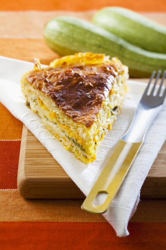 点心,无人,竖图,俯视,室内,特写,白天,下午茶,餐桌,桌子,萝卜,胡萝卜,黄瓜,蔬菜,餐具,一把,一块,阴影,新鲜,反射,木制,叉子,影子,食品,案板,砧板,食物,糕点,木制品,有机食品,绿色食品,餐台,餐叉,进餐用具,青瓜,胡瓜,红萝卜,甘荀,彩图,高角度拍摄,蛋糕