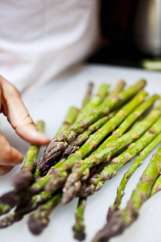西方人,手,一个人,竖图,俯视,室内,特写,白天,餐桌,桌子,芦笋,蔬菜,欧洲,欧洲人,仅一个男性,仅一个人,一堆,许多,握,阴影,堆叠,堆积,朦胧,模糊,新鲜,反射,影子,食品,食物,仅一个年轻男性,手部,握着,有机食品,绿色食品,餐台,堆,单手,男人,男性,年轻男性,白种人,猪尾巴,药鸡豆子,石刁柏,蚂蚁杆,龙须菜,狼尾巴根,半身,彩图,高角度拍摄