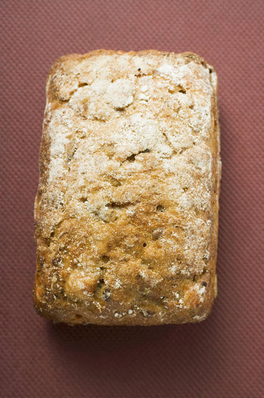 点心,面包,无人,竖图,俯视,室内,特写,白天,餐桌,桌子,阴影,红色背景,反射,影子,食品,面点,食物,糕点,一个,黑面包,摄影,影棚,单个,餐台,全麦面包,麸皮面包,彩图,高角度拍摄,影棚拍摄,拍摄