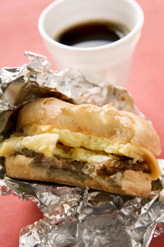 奶酪,咖啡,无人,竖图,俯视,室内,特写,白天,烹饪,西餐,餐桌,桌面,桌子,杯子,阴影,红色背景,反射,木制,包装,包装纸,铝箔纸,锡箔纸,影子,纸,蛋,鸡蛋,干酪,汉堡,起司,料理,食品,纸张,芝士,一杯,营养,菜肴,美食,食物,饮料,一个,木制品,纸制品,快餐,乳酪,西式,摄影,佳肴,影棚,单个,餐台,纸杯,包装材料,乳制品,一次性杯子,发酵,西式快餐,锡箔,垃圾食品,铝箔,卵,彩图,高角度拍摄,影棚拍摄,拍摄