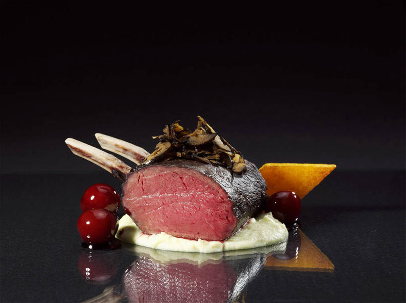 无人,横图,俯视,室内,特写,白天,烹饪,西餐,桌面,桌子,樱桃,水果,一块,阴影,黑色背景,新鲜,反射,纹路,木制,纹理,影子,调料,酱料,酱汁,肉,生食,佐料,料理,食品,果实,调味品,调味料,酱,菜肴,美食,肉类,食物,红色,木制品,西式,摄影,佳肴,有机食品,绿色食品,影棚,肉食,鹿肉,肌理,樱珠,莺桃,英桃,楔桃,牛桃,荆桃,彩图,高角度拍摄,影棚拍摄,拍摄