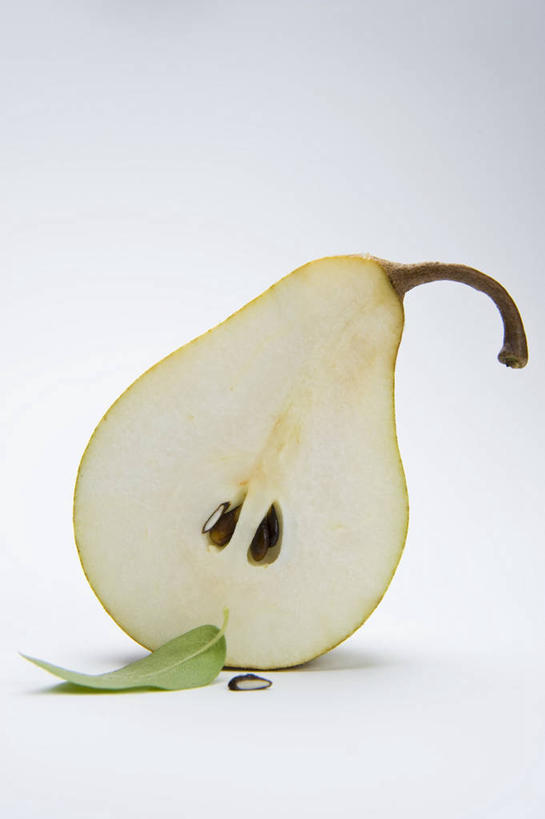 无人,竖图,俯视,室内,特写,白天,白色背景,桌面,桌子,梨,水果,叶子,阴影,新鲜,反射,木制,影子,生食,食品,果实,绿叶,食物,一个,木制品,嫩叶,香梨,摄影,有机食品,绿色食品,影棚,单个,横截面,剖面,截面,截面图形,叶,叶片,生梨,彩图,高角度拍摄,影棚拍摄,拍摄