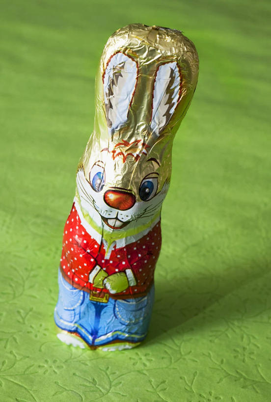 无人,竖图,俯视,室内,特写,白天,桌面,桌子,哺乳动物,雕塑,复活节,绿色背景,阴影,节日,庆祝,艺术,装饰,反射,木制,兔子,包装,包装纸,雕刻,雕像,铝箔纸,锡箔纸,影子,纸,食品,糖,糖果,甜点,甜品,纸张,文化,食物,一只,动物,木制品,工艺品,甜食,庆典,摄影,影棚,纪念,兔,美术,包装材料,主题,陈列,锡箔,硬糖,铝箔,功能,美学,彩图,高角度拍摄,影棚拍摄,拍摄