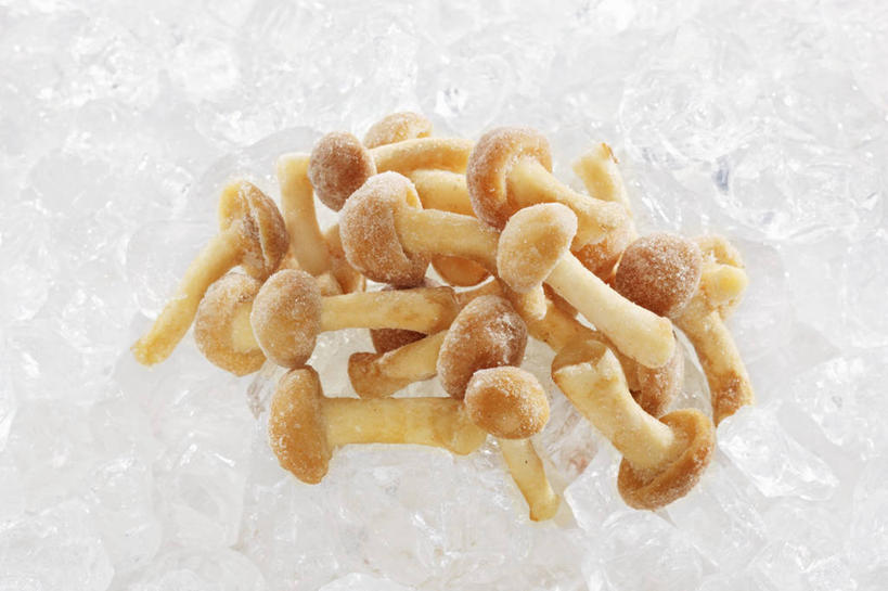 无人,横图,俯视,室内,特写,白天,桌面,桌子,蔬菜,一堆,许多,阴影,堆叠,堆积,新鲜,反射,木制,影子,冰,菌菇,蘑菇,冰块,食品,很多,菌类,冷冻,食物,木制品,食用菌,寒冷,有机食品,绿色食品,冷藏,堆,冰冷,保鲜,彩图,高角度拍摄