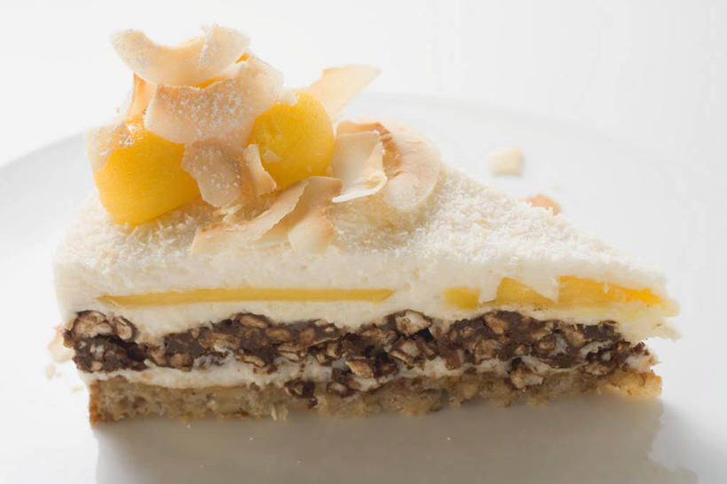 点心,无人,横图,俯视,室内,特写,白天,白色背景,下午茶,桌面,桌子,芒果,餐具,水果,一块,阴影,新鲜,反射,木制,碟子,盘,影子,核桃,生食,食品,坚果,甜点,甜品,果实,食物,糕点,一个,盘子,木制品,碟,甜食,干果,奶油,摄影,有机食品,绿色食品,影棚,单个,乳制品,横截面,剖面,小核桃,山核桃,胡桃,羌桃,激凌,克林姆,淇淋,美洲山核桃,截面,截面图形,望果,蜜望,檬果,闷果,漭果,杧果,庵波罗果,彩图,高角度拍摄,影棚拍摄,拍摄,蛋糕