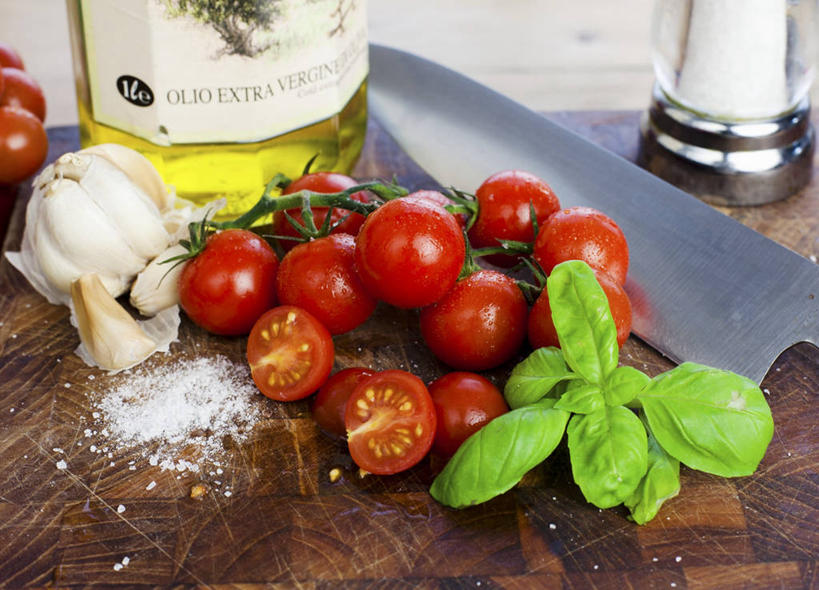 无人,横图,俯视,室内,特写,白天,植物,桌面,桌子,蔬菜,蒜,西红柿,小番茄,叶子,金属制品,阴影,新鲜,反射,金属,木制,工具,影子,调料,食用油,香料,盐,油,橄榄油,食品,绿叶,草药,刀具,调味品,调味料,蒜头,中药,食盐,玻璃制品,食物,红色,玻璃瓶,木制品,瓶子,刀,香草,嫩叶,有机食品,绿色食品,罗勒,菜刀,紫苏,药材,中草药,横截面,剖面,植物油,九层塔,圣约瑟夫草,甜罗勒,兰香,中药材,本草,切菜刀,胡蒜,小西红柿,樱桃小番茄,珍珠小番茄,截面,截面图形,叶,叶片,樱桃番茄,圣女果,番茄,大蒜,彩图,高角度拍摄