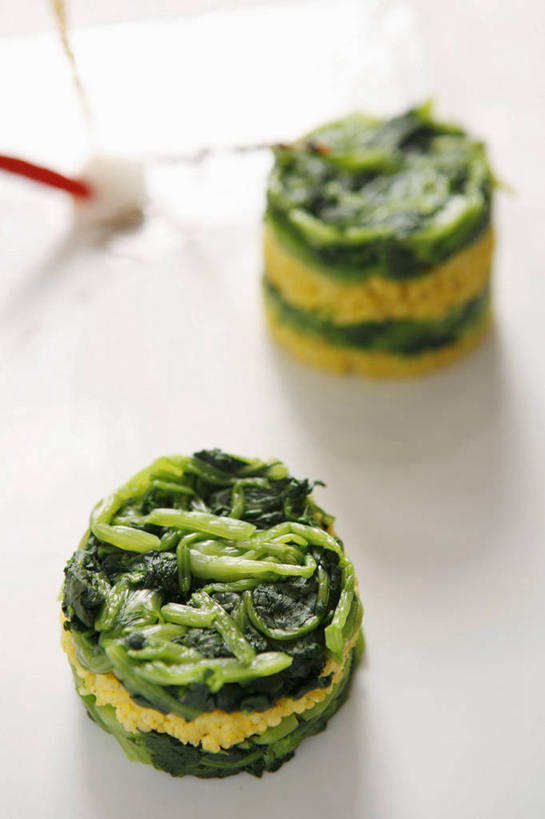 无人,竖图,俯视,室内,特写,白天,白色背景,玉米,桌面,桌子,菠菜,蔬菜,阴影,新鲜,反射,木制,棒子,影子,玉蜀黍,食品,食物,木制品,摄影,有机食品,绿色食品,影棚,苞米,苞芦,苞谷,包谷,大蜀黍,番麦,薏米包,玉高粱,玉麦,珍珠米,鹦鹉菜,鼠根菜,角菜,红嘴绿鹦哥,赤根菜,菠薐菜,波斯草,彩图,高角度拍摄,影棚拍摄,拍摄