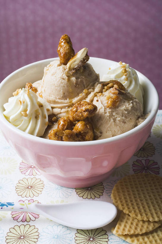 点心,无人,竖图,俯视,室内,特写,白天,桌面,桌子,阴影,反射,木制,布料,影子,勺子,陶瓷,核桃,食品,冰激凌,坚果,甜点,甜品,果实,陶瓷制品,清凉,布纹,桌布,食物,糕点,一个,餐巾,木制品,容器,调羹,台布,汤匙,碗,饼干,甜食,干果,冷饮,零食,奶油,舒服,冰淇淋,单个,储藏,解暑,乳制品,储存,解渴,雪糕,胡桃,舒爽,冰糕,羌桃,消暑,激凌,克林姆,淇淋,彩图,高角度拍摄,贮存