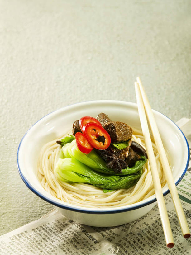 面食,面条,无人,竖图,俯视,室内,特写,白天,烹饪,中餐,筷子,桌面,桌子,蔬菜,餐具,叶子,阴影,新鲜,反射,木制,影子,陶瓷,青菜,红烧,面,肉,牛肉,料理,食品,绿叶,陶瓷制品,文化,传统,菜肴,美食,肉类,食物,一个,木制品,容器,碗,中式,嫩叶,佳肴,有机食品,绿色食品,单个,储藏,礼节,储存,小白菜,礼仪,肉食,不结球白菜,红烧菜,叶,叶片,进餐用具,彩图,高角度拍摄,红烧牛肉,贮存