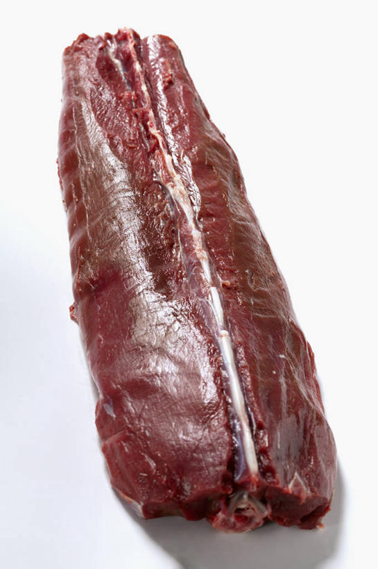 无人,竖图,俯视,室内,特写,白天,白色背景,桌面,桌子,一块,阴影,反射,纹路,木制,纹理,影子,肉,肉类,红色,木制品,摄影,影棚,肉食,鹿肉,肌理,彩图,高角度拍摄,影棚拍摄,拍摄