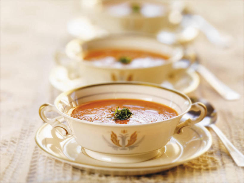 无人,横图,俯视,室内,特写,白天,烹饪,西餐,植物,桌面,桌子,餐具,一排,朦胧,模糊,整齐,木制,碟子,盘,陶瓷,香料,料理,食品,草药,陶瓷制品,菜肴,美食,中药,食物,排列,三个,盘子,木制品,容器,碟,碗,香草,西式,佳肴,储藏,罗勒,储存,队列,紫苏,药材,中草药,九层塔,圣约瑟夫草,甜罗勒,兰香,中药材,本草,番茄汤,彩图,高角度拍摄,贮存