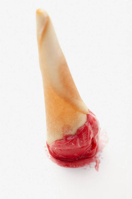 无人,竖图,俯视,室内,特写,白天,白色背景,餐桌,桌子,冰激凌,凌乱,清凉,冷饮,舒服,冰淇淋,草莓冰激凌,摄影,影棚,餐台,解暑,混乱,解渴,雪糕,舒爽,冰糕,消暑,纷乱,缭乱,庞杂,彩图,高角度拍摄,影棚拍摄,拍摄