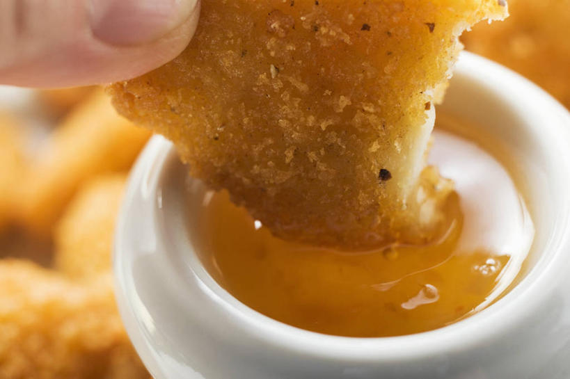 西方人,手,一个人,横图,俯视,室内,特写,白天,烹饪,欧洲,欧洲人,仅一个年轻女性,仅一个女性,仅一个人,握,朦胧,模糊,陶瓷,调料,鸡肉,酱料,酱汁,肉,油炸,佐料,料理,食品,陶瓷制品,调味品,拿,调味料,拿着,鸡块,酱,菜肴,美食,肉类,食物,一个,容器,碗,手部,握着,佳肴,单个,储藏,单手,储存,炸鸡块,肉食,杏酱,年轻女性,女人,女性,白种人,半身,彩图,高角度拍摄,贮存