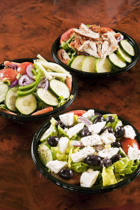 肌肉,健壮,无人,竖图,俯视,室内,特写,白天,桌面,桌子,蔬菜,阴影,新鲜,反射,木制,影子,陶瓷,生食,蔬菜沙拉,沙拉,食品,陶瓷制品,色拉,沙律,食物,三个,木制品,容器,碗,健康,活力,力量,有机食品,绿色食品,青春,色拉酱,储藏,强壮,储存,千岛酱,希腊沙拉,彩图,高角度拍摄,贮存